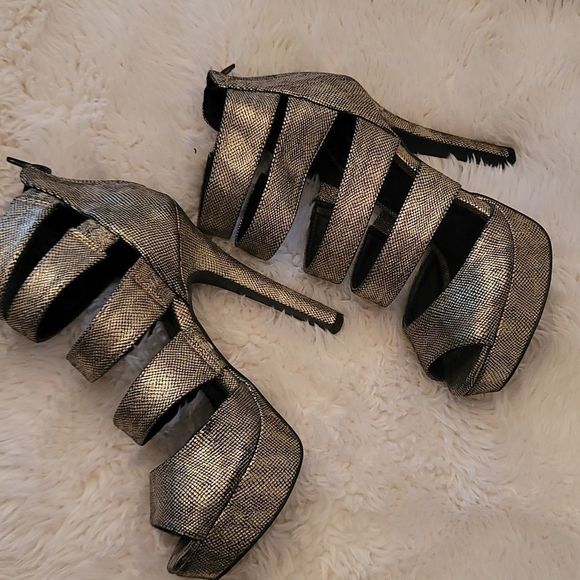 Qupid Reptile Print Metallic Platform Heels - Picture 5 of 15